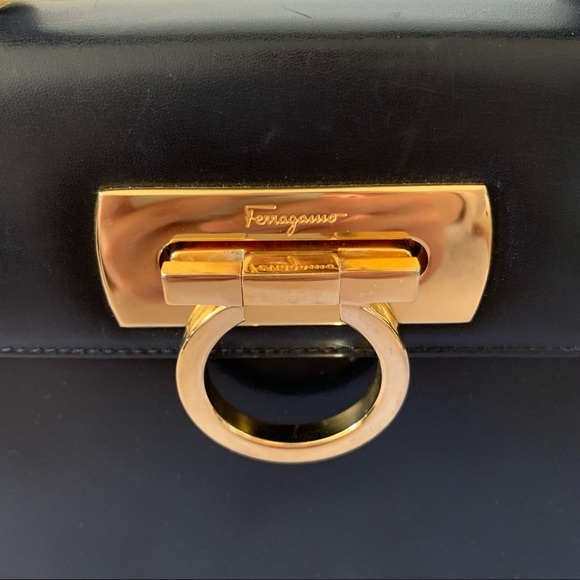 Salvatore Ferragamo Gancini 2 way handbag - Picture 2 of 9